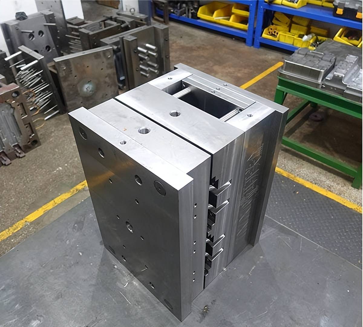 汽车车灯模具:照亮安全与设计的艺术_汽车_网